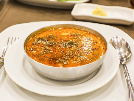 Супа от агнешки дреболии (комплект) с ориз, пресен зелен лук и застройка от кисело мляко и яйца - снимка на рецептата